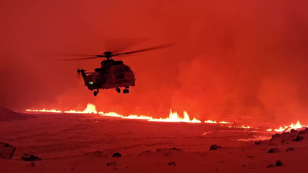 Spettacolare eruzione vulcanica in Islanda: il cielo notturno si tinge di rosso tra fontane di lava e fumo