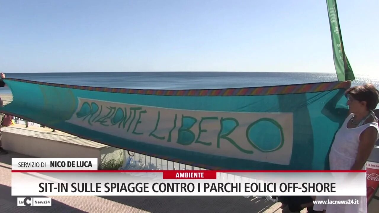 Proteste con tuffo in mare contro il Parco eolico nel golfo di Squillace: «Uno scempio, a rischio i nostri ecosistemi»