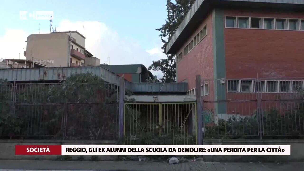 Reggio, gli ex alunni della scuola da demolire: «una perdita per la città»
