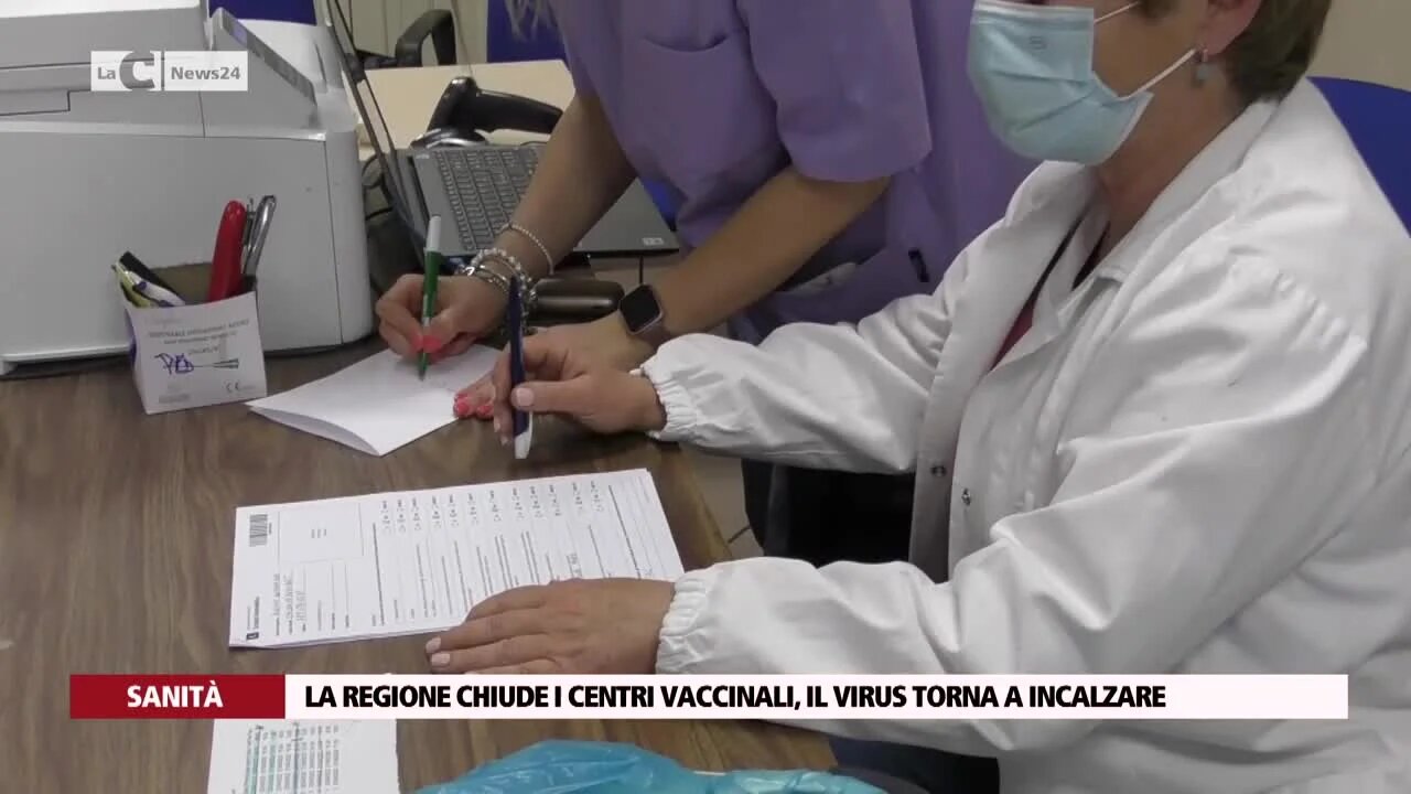 La Regione chiude i centri vaccinali, il virus torna a incalzare