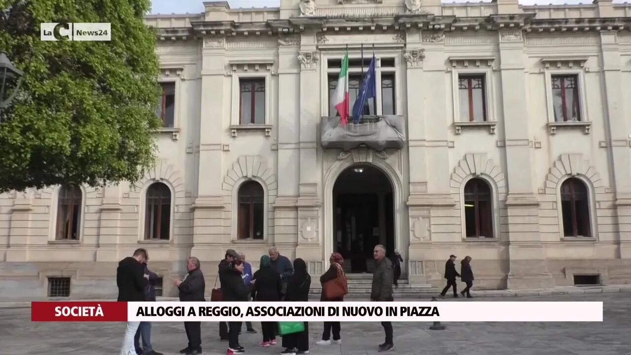 Alloggi a Reggio, associazioni di nuovo in piazza