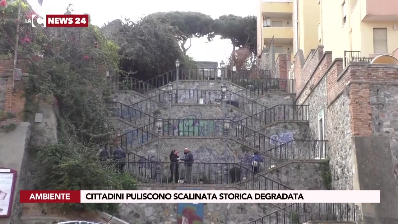 Reggio Calabria, cittadini puliscono scalinata storica degradata