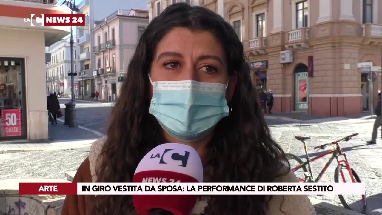 In giro vestita da sposa la performance di Roberta Sestito