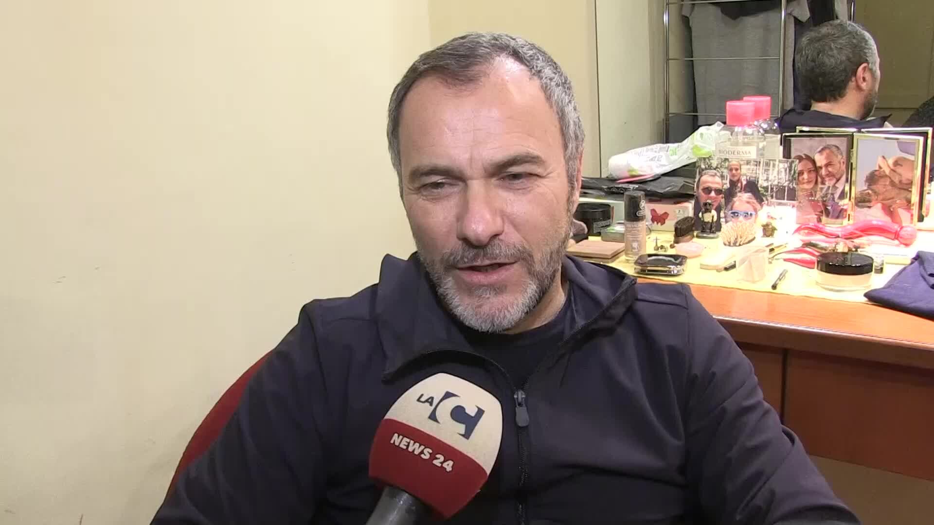 Successo al Rendano di Cosenza per la commedia \"Amanti\" interpretata da Massimiliano Gallo | VIDEO