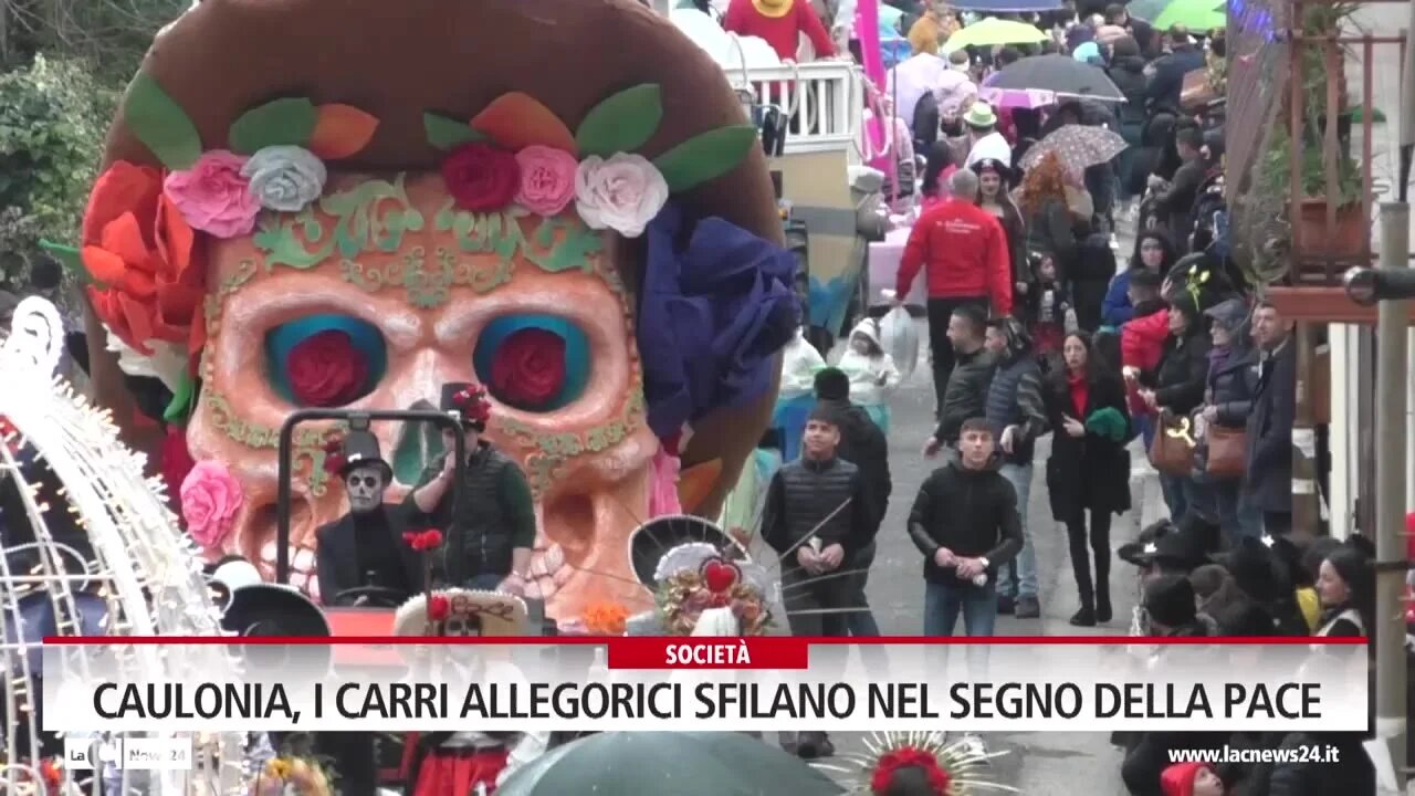 Carnevale a Caulonia, per le vie del centro sfila il desiderio di pace