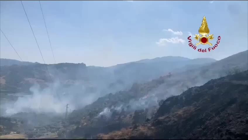 Vasto incendio nella Locride