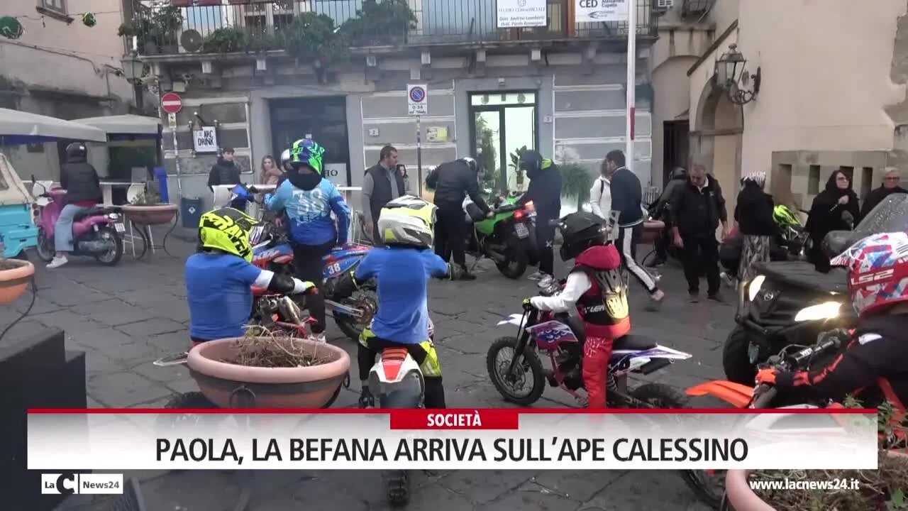 Paola, la befana arriva sull’Ape calessino