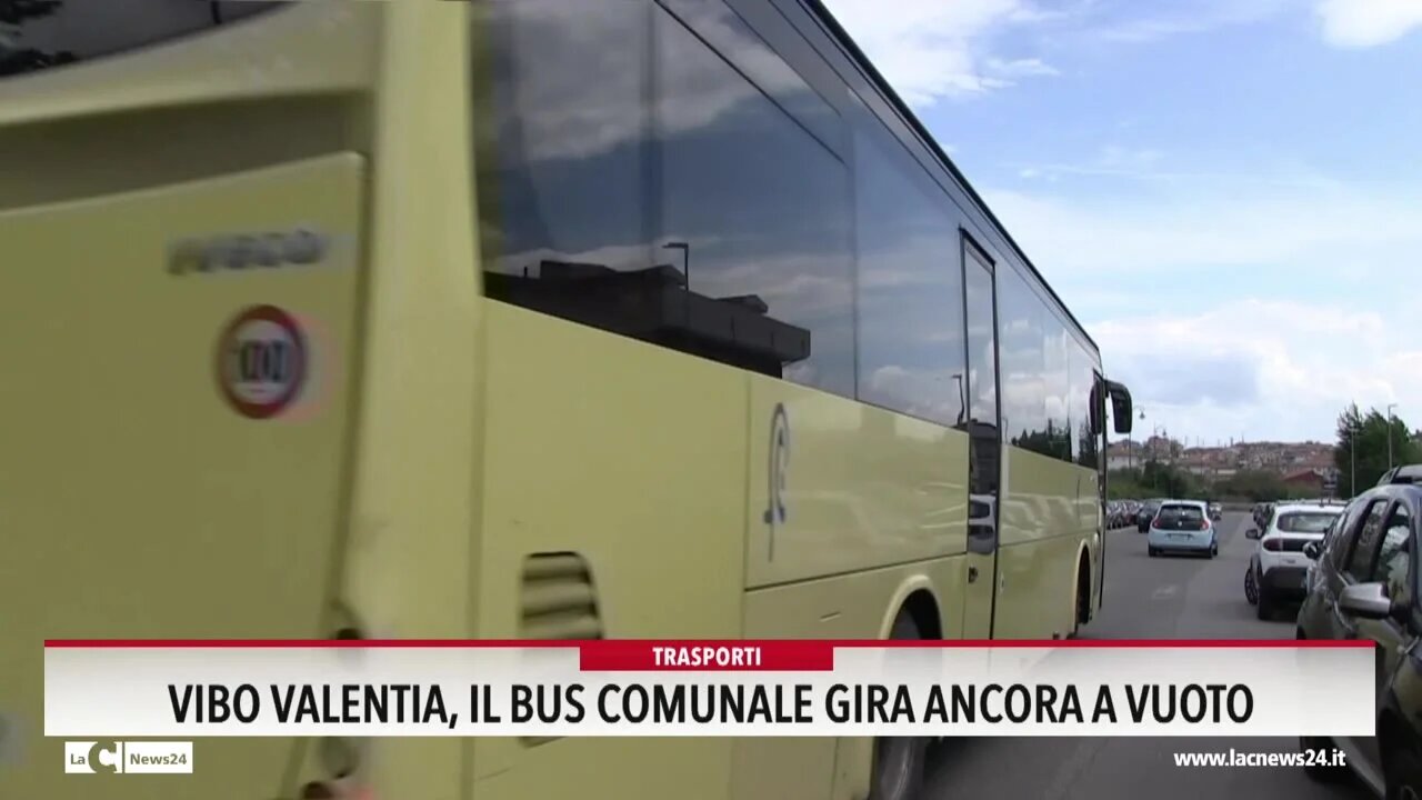 Vibo, l'autobus cittadino che gira a vuoto da anni senza orari né indicazioni sul percorso. Il sindaco Romeo: «Spreco assurdo» - VIDEO