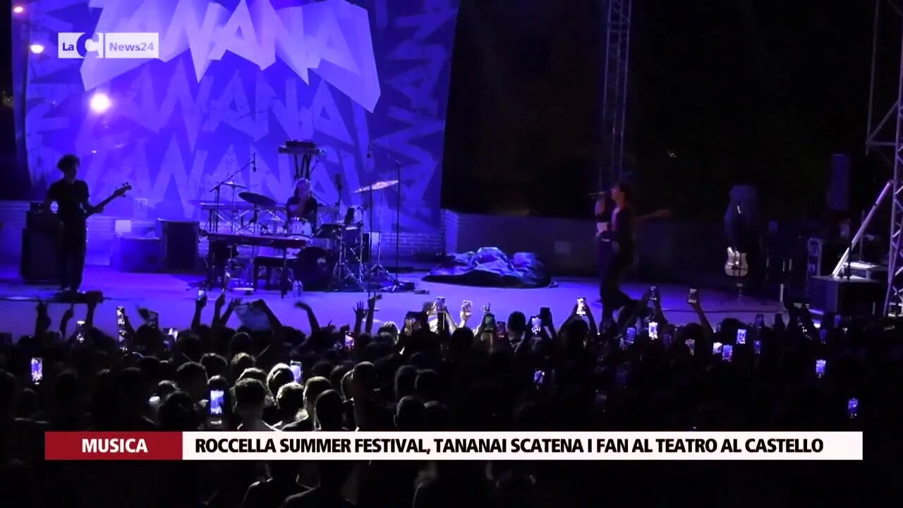 Roccella summer festival, Tananai scatena i fan nel suo primo concerto in Calabria