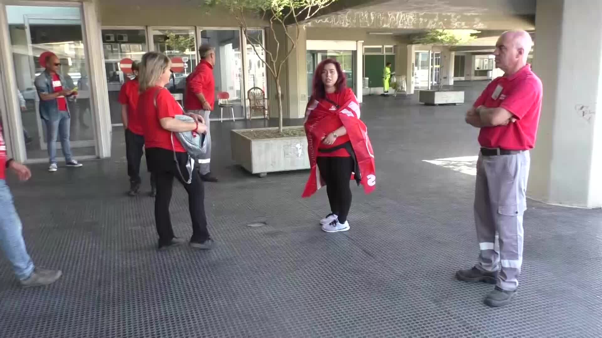 Cosenza, sit-in dei lavoratori della IC Servizi: «Senza stipendio da aprile» | VIDEO