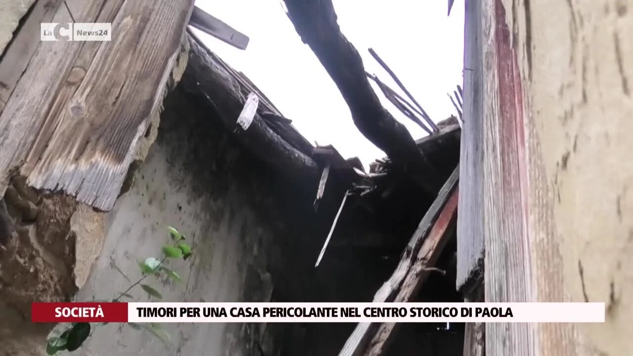 Timori per una casa pericolante nel centro storico di Paola