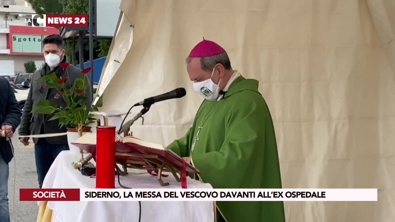 Siderno, la messa del vescovo davanti all’ex ospedale