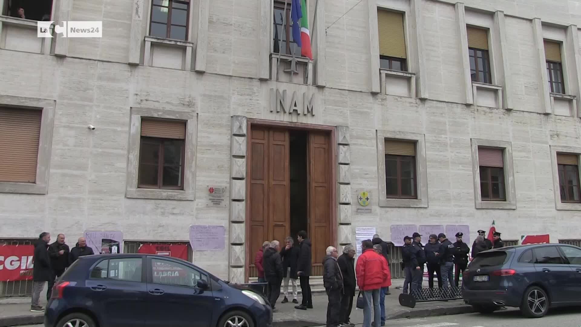 «Se ci sentiamo male di notte dobbiamo affidarci alla divina provvidenza»: la protesta dei cittadini della Sila Greca | VIDEO