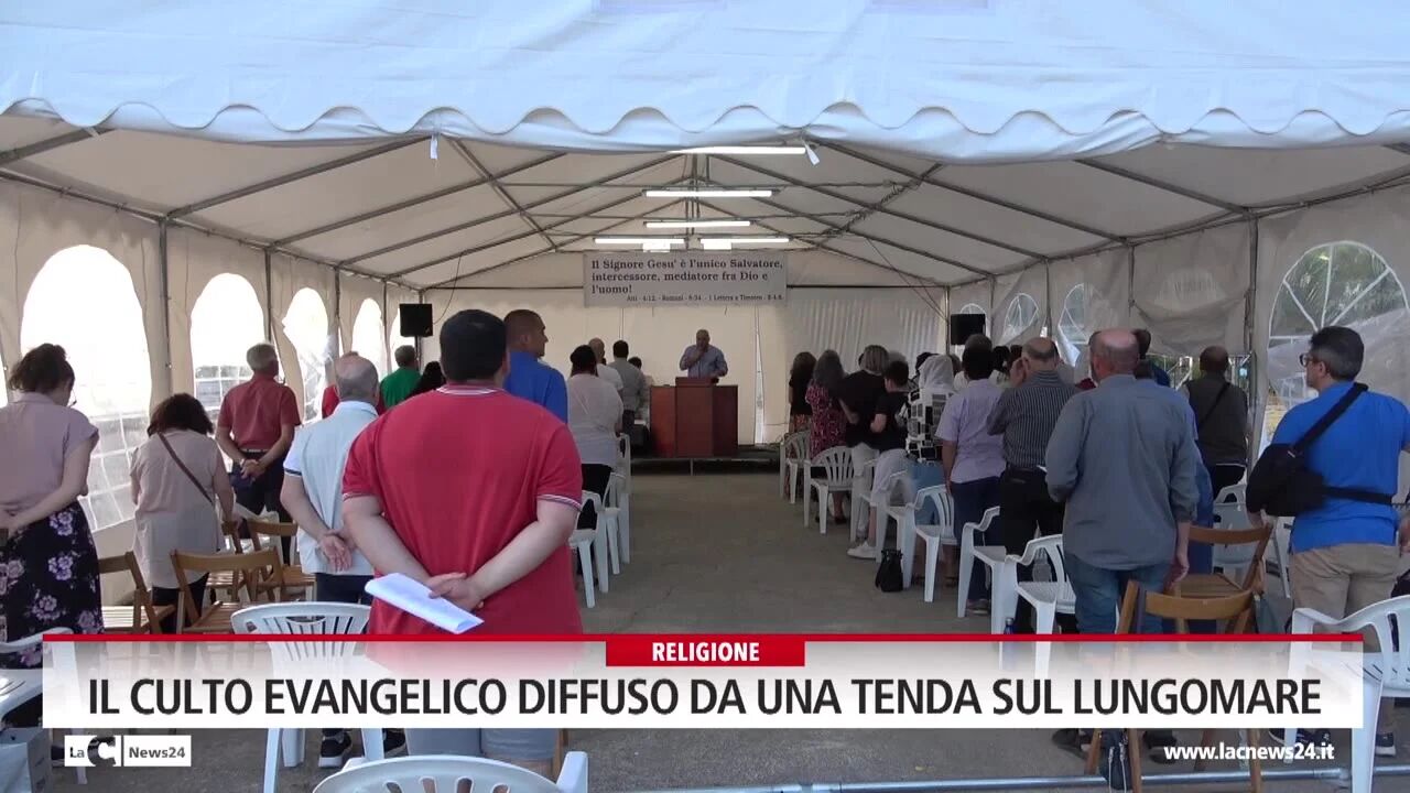 Il culto evangelico diffuso da una tenda sul lungomare