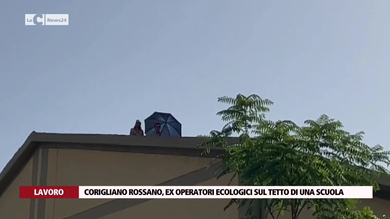 Corigliano Rossano, ex operatori ecologici sul tetto di una scuola