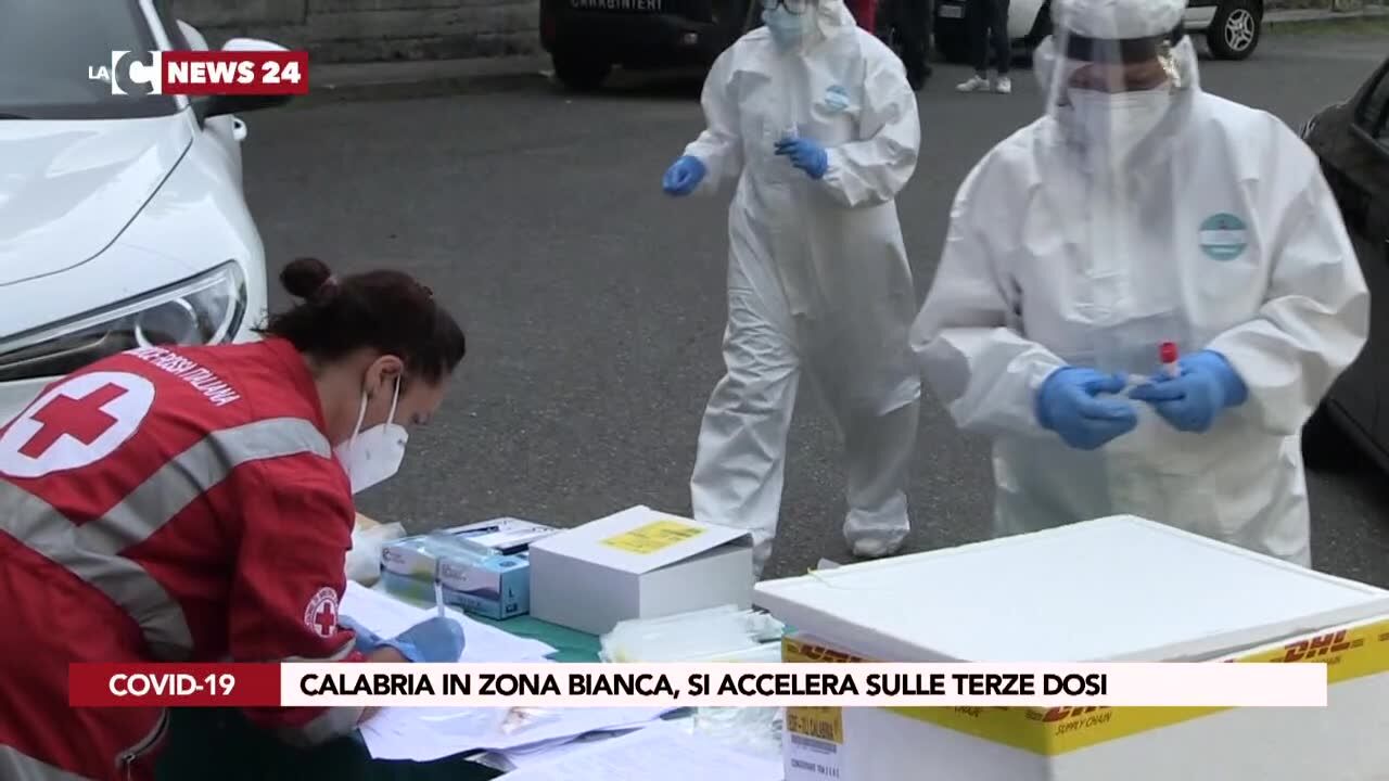 Calabria in zona bianca, si accelera sulle terze dosi