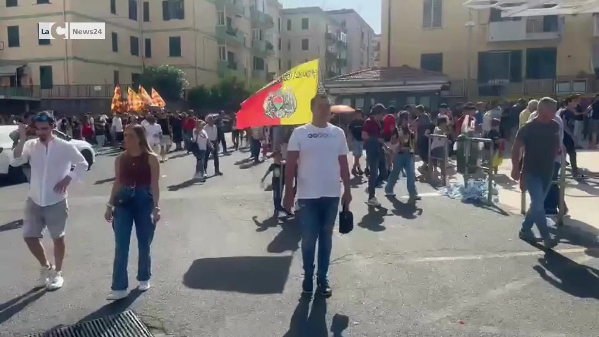 Catanzaro-Parma, i tifosi riempiono la città