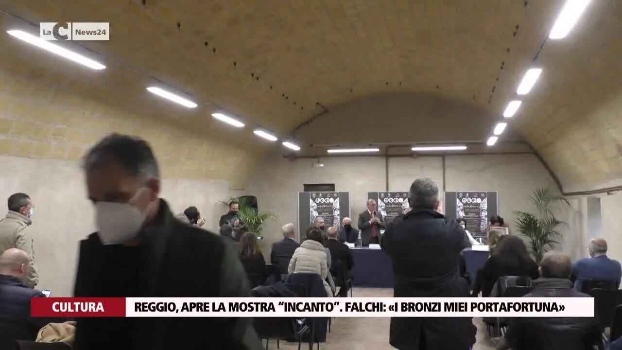 Reggio, apre la mostra “incanto”. Falchi: «i bronzi miei portafortuna»
