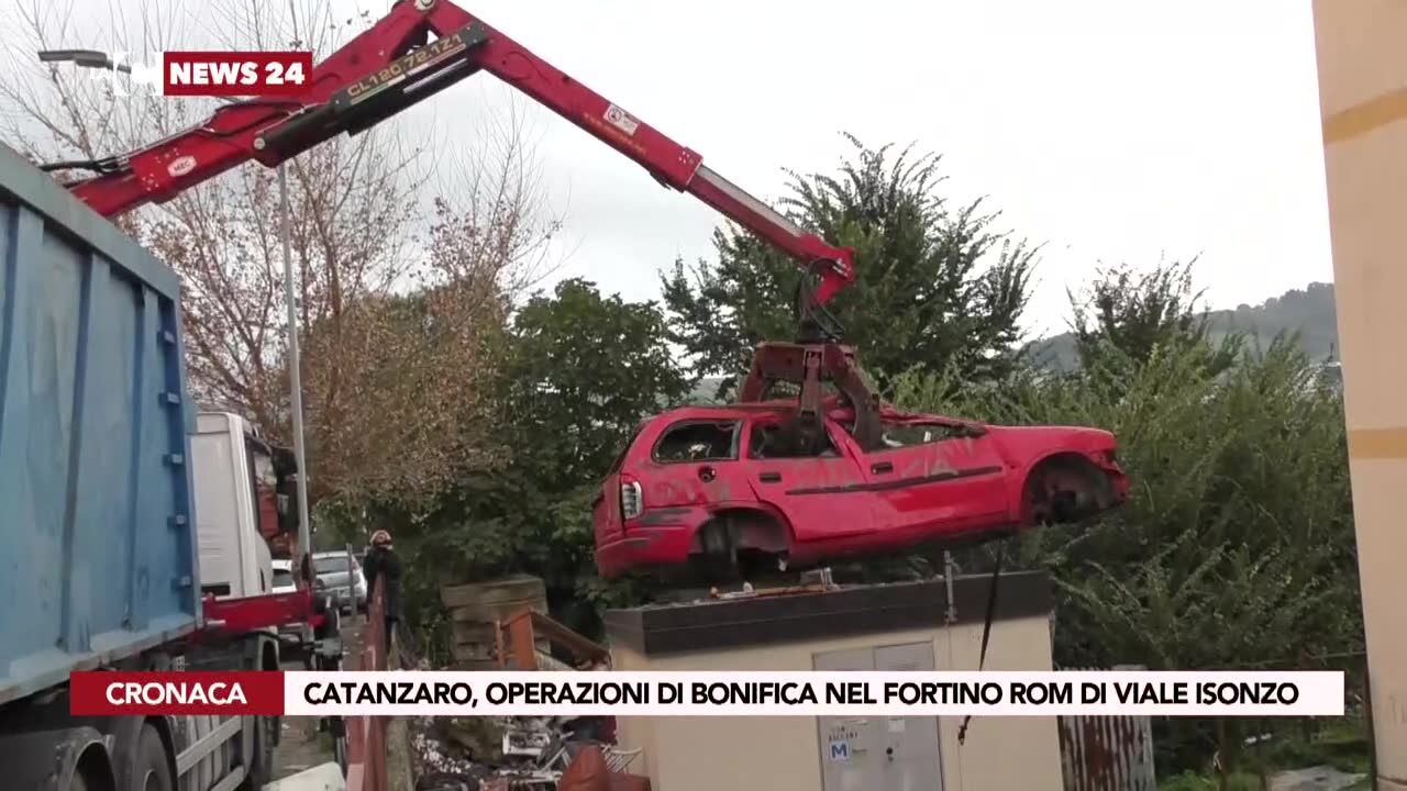 Catanzaro, operazioni di bonifica nel fortino rom di viale Isonzo