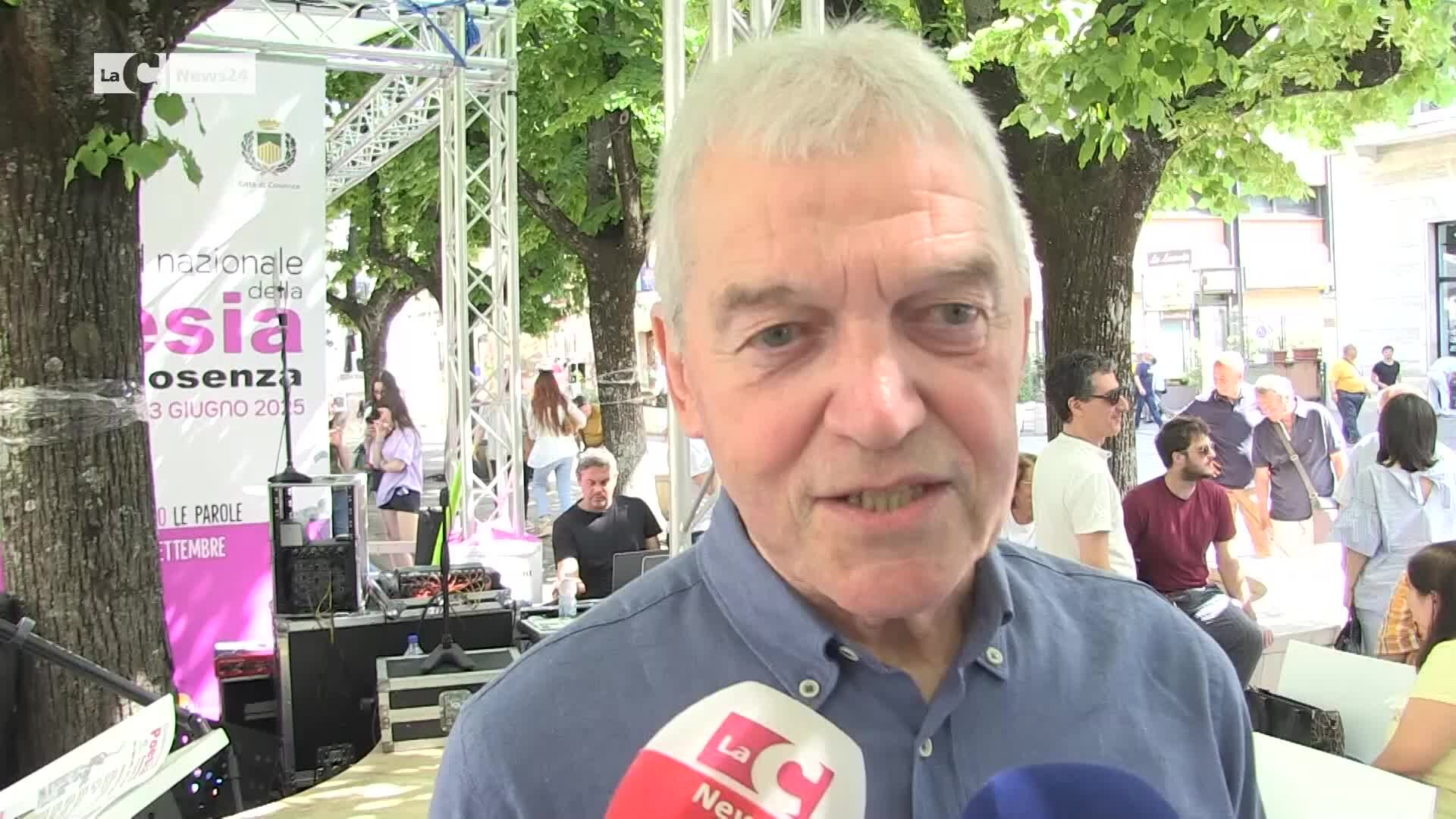 Festival della poesia a Cosenza, tre giorni in piazza tra versi, musica e riflessioni