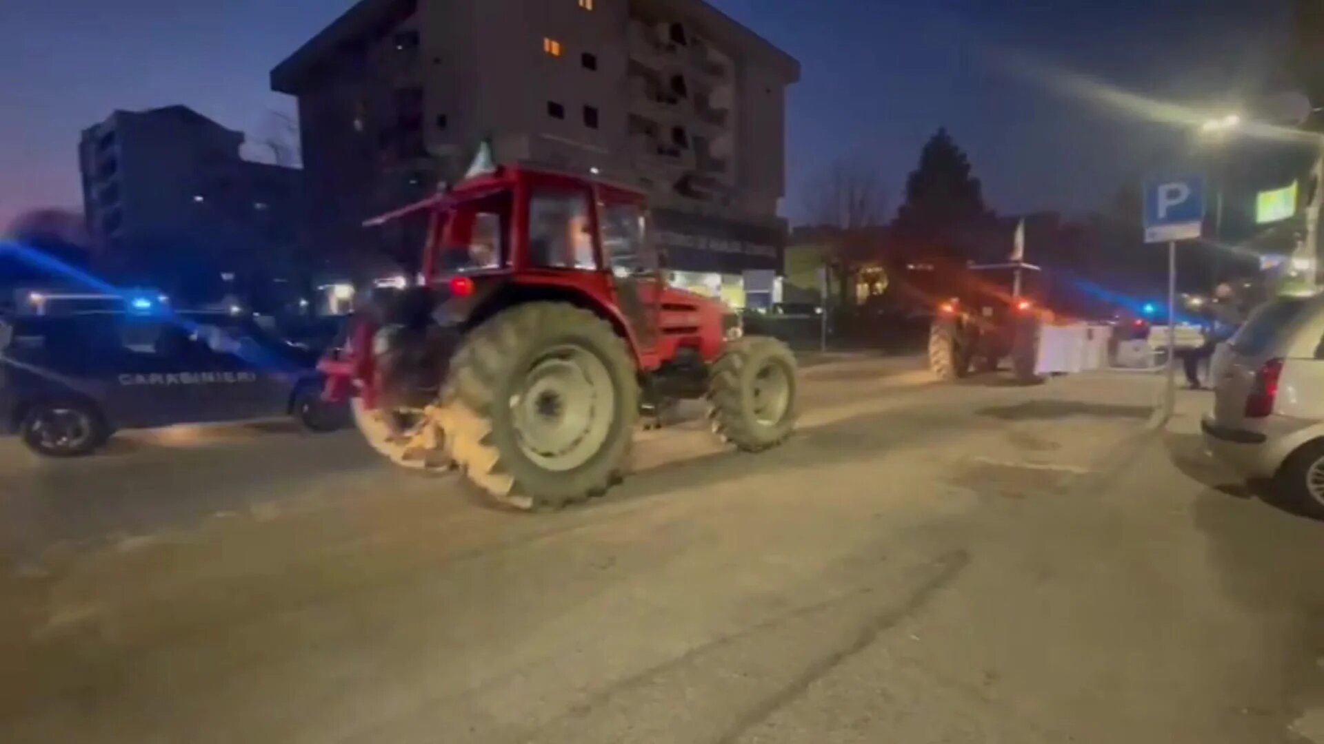 Trattori in marcia su Quattromiglia: le immagini della protesta | VIDEO
