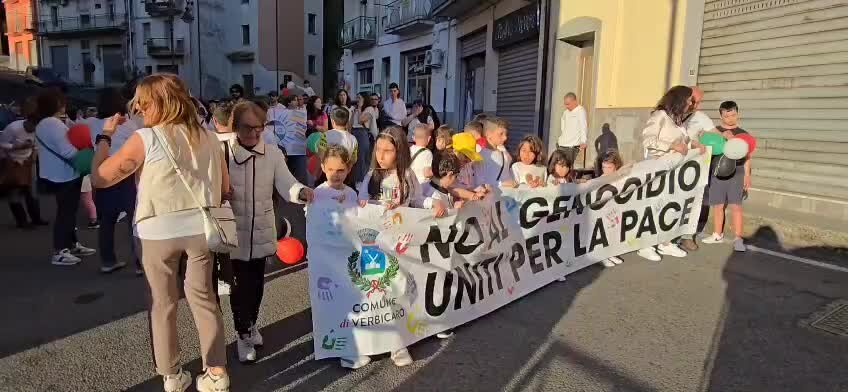 Verbicaro, sfilata per la pace a Gaza | VIDEO