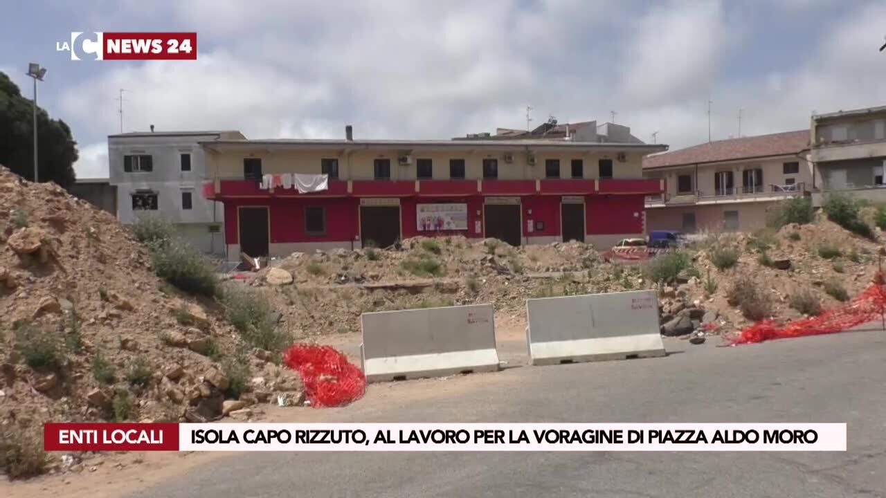 Isola Capo Rizzuto, al lavoro per la voragine di Piazza Aldo Moro