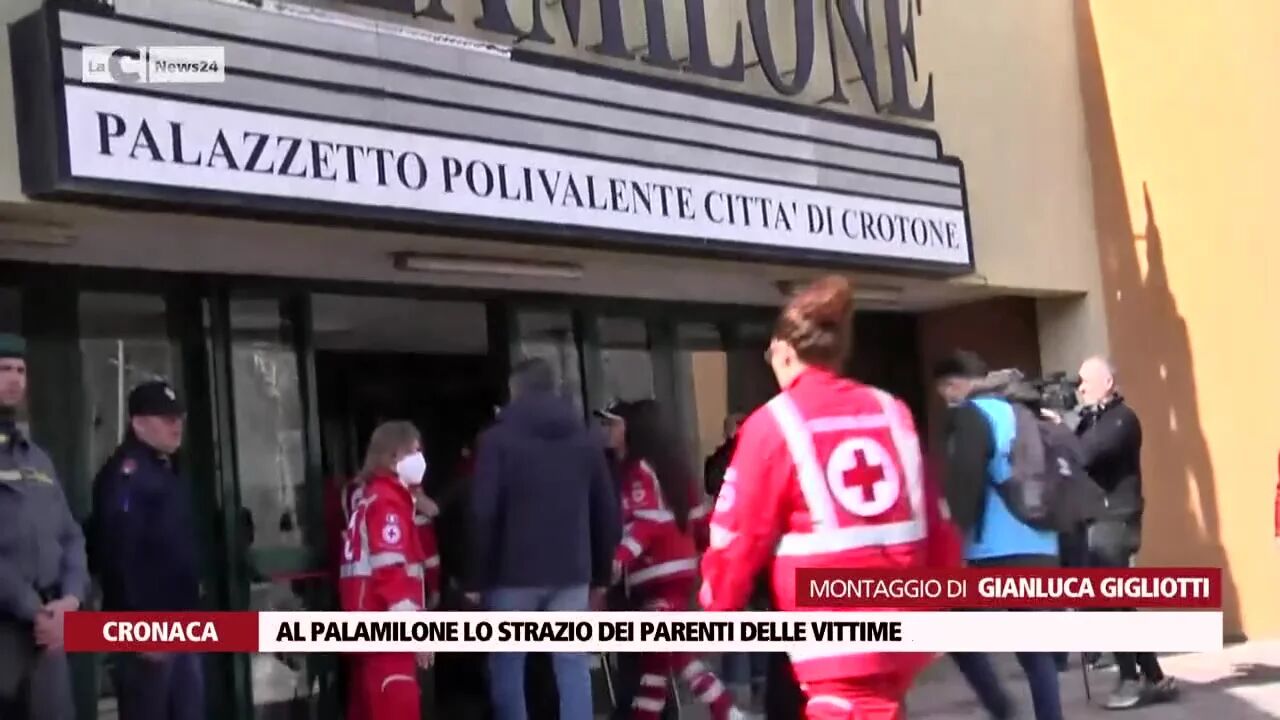 Al Palamilone lo strazio dei parenti delle vittime