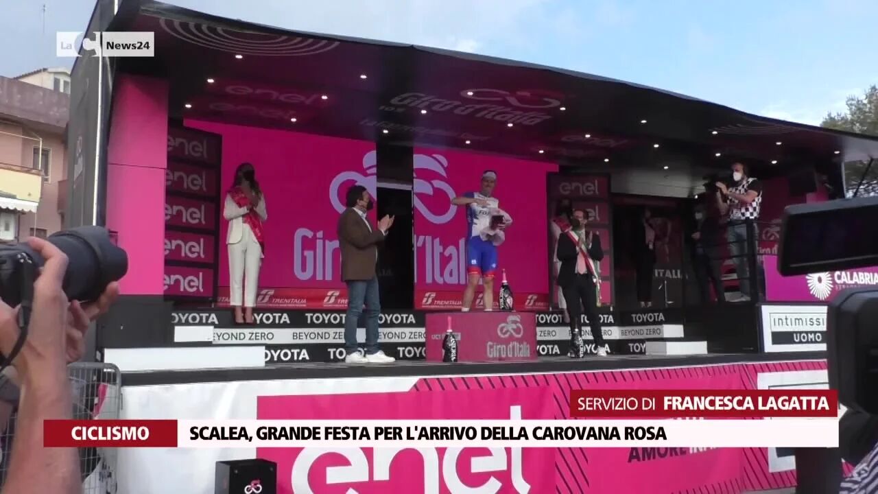 Scalea, grande festa per l'arrivo della carovana rosa