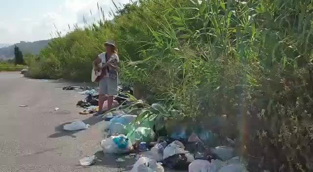 Vibo Lucia Quattrocchi canta tra i rifiuti