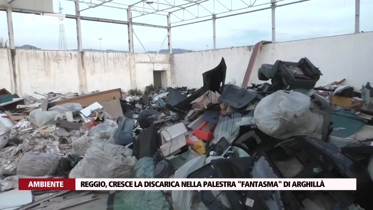 Reggio, cresce la discarica nella palestra "fantasma di Arghillà"