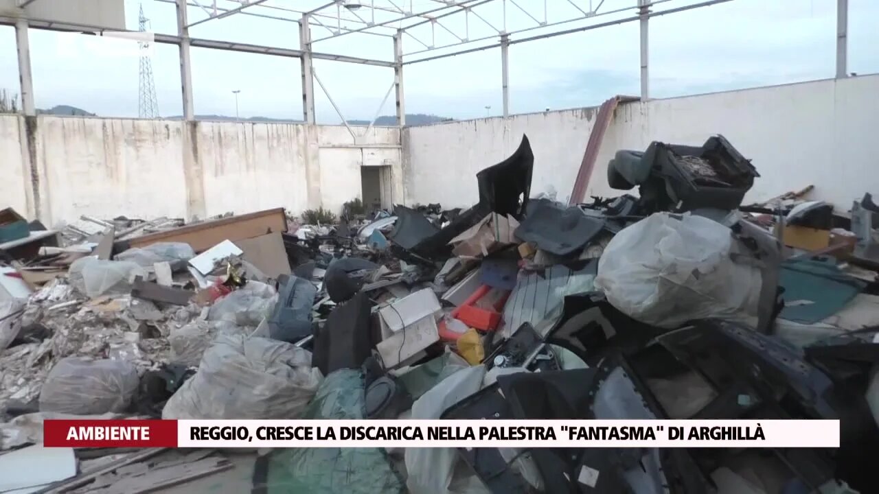 Reggio, cresce la discarica nella palestra \"fantasma di Arghillà\"