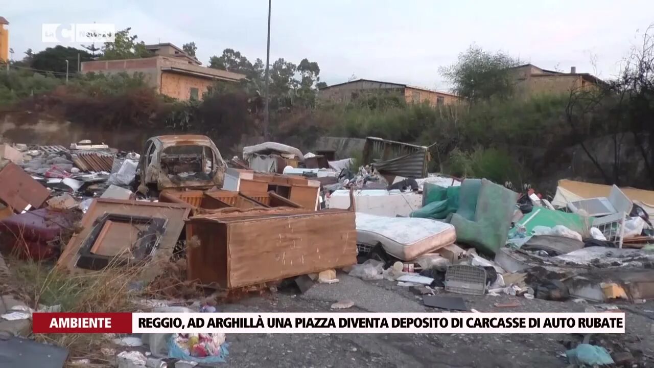 Reggio, ad Arghillà una piazza diventa deposito di carcasse di auto rubate
