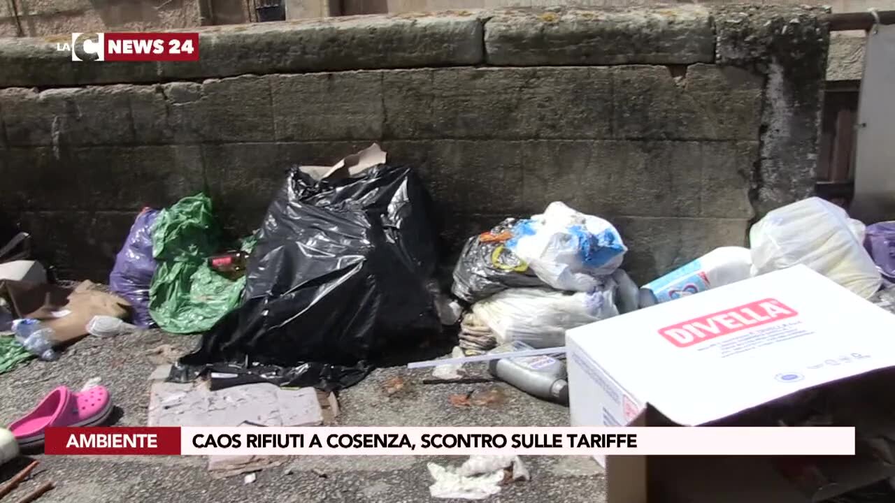 Caos rifiuti a Cosenza, scontro sulle tariffe