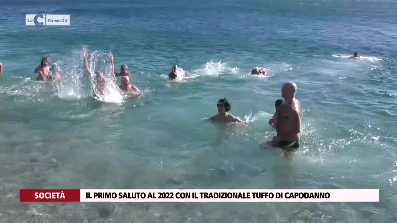 Il primo saluto al 2022 con il tradizionale tuffo di capodanno
