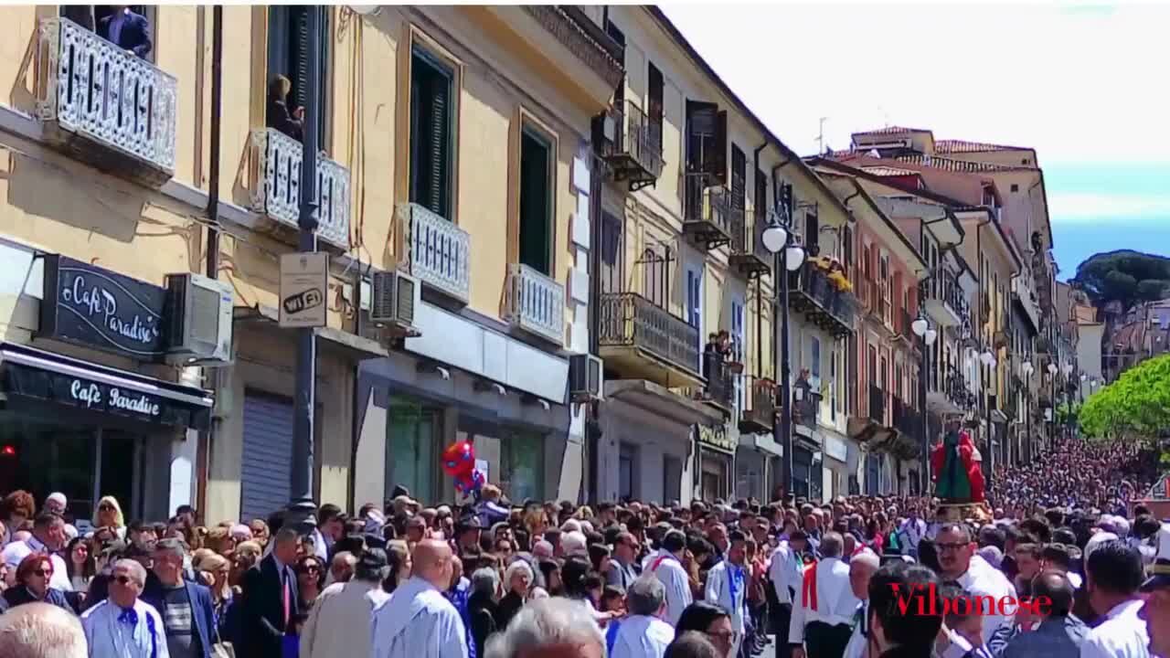 Ora è davvero Pasqua: l’Affruntata torna a emozionare Vibo, in migliaia hanno seguito il rito più atteso - VIDEO