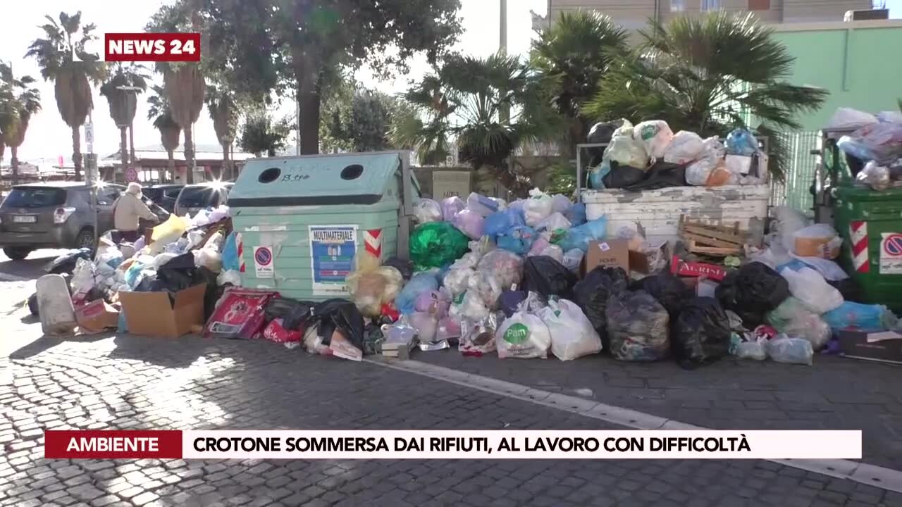 Crotone sommersa dai rifiuti, al lavoro con difficoltà