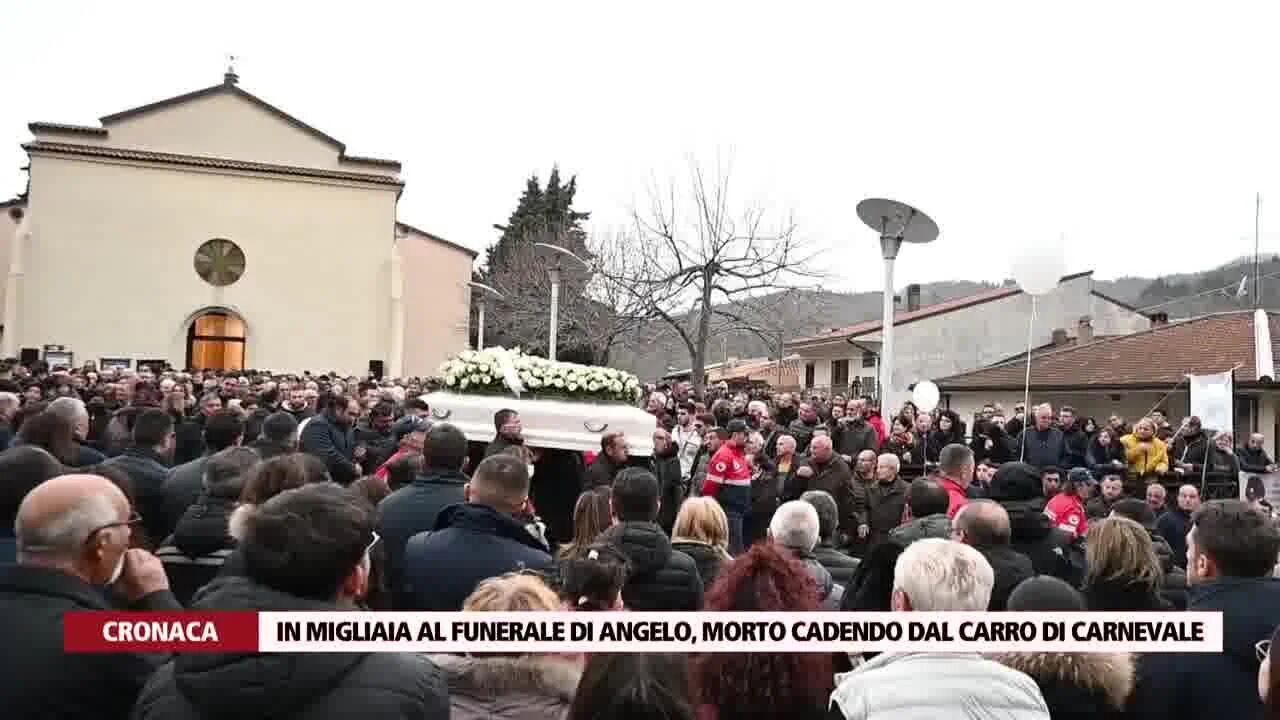 In migliaia al funerale di Angelo, morto cadendo dal carro di carnevale