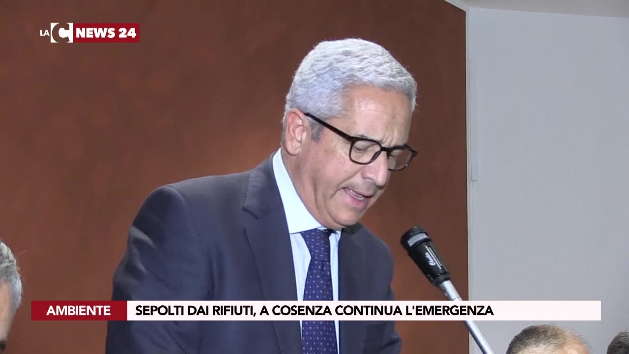 Sepolti dai rifiuti, a Cosenza continua l'emergenza