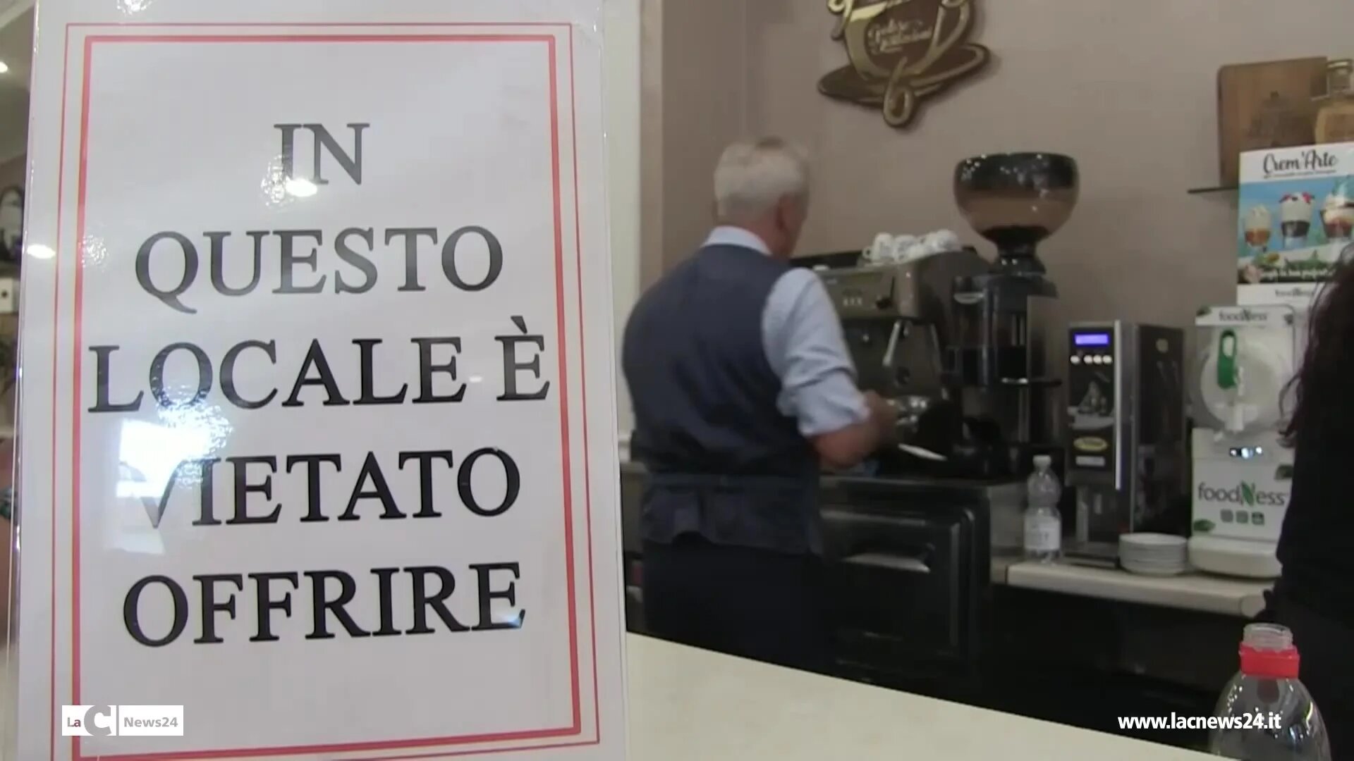 «In questo bar è vietato offrire»: sui banconi vibonesi spuntano i cartelli contro “l’obbligo” di pagare il caffè agli altri - VIDEO