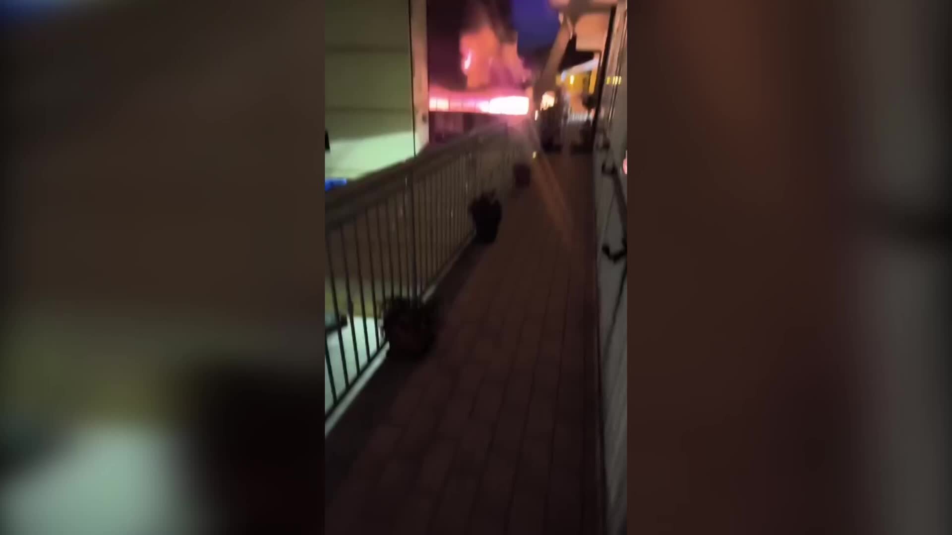 Notte da incubo a Campora, in fiamme furgoni e danneggiato un palazzo: evacuate quattro famiglie | VIDEO