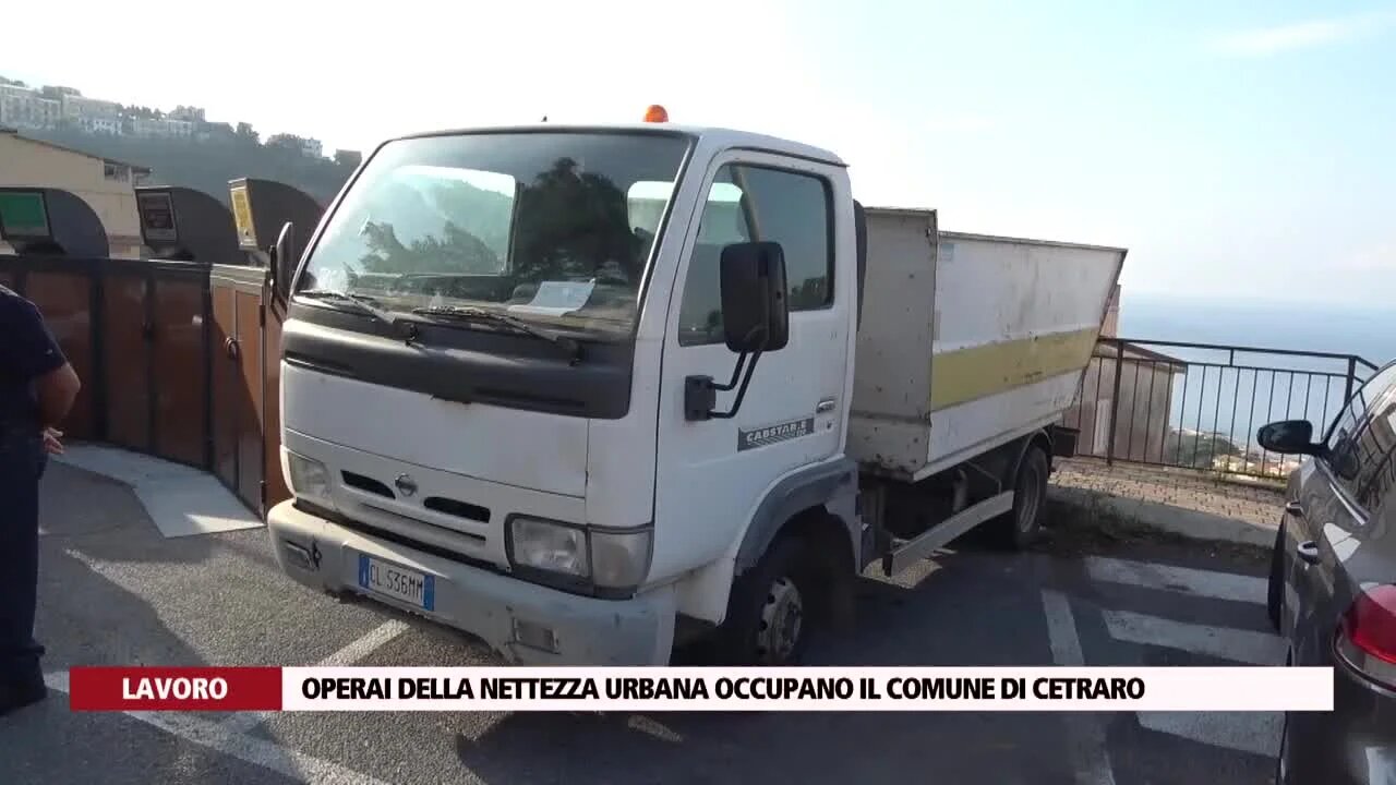 Operai della nettezza urbana occupano il comune di Cetraro