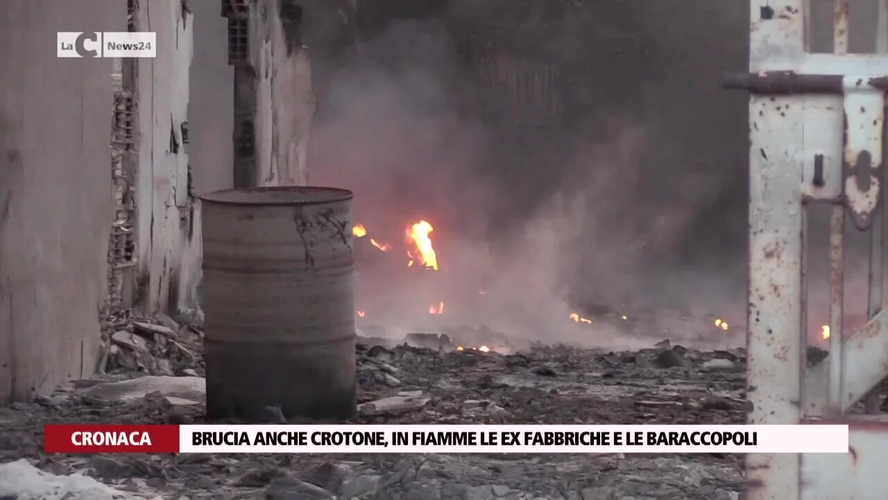 Brucia anche Crotone, in fiamme le ex fabbriche e le baraccopoli