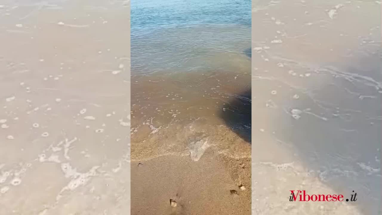 Il Sant'Anna d'inverno? Peggio che d'estate: dal torrente una colata di fanghi nel mare di Bivona. Patania (Confsila): «Sindaco batti un colpo» - VIDEO